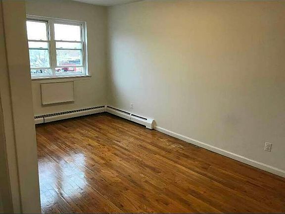 4th image of 3004 Hobart St