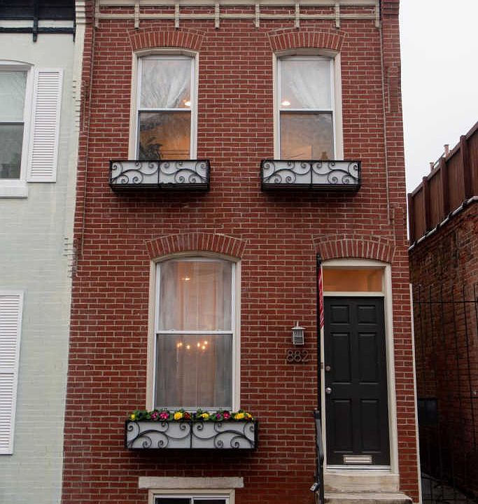 1st image of 882 N Myrtlewood St