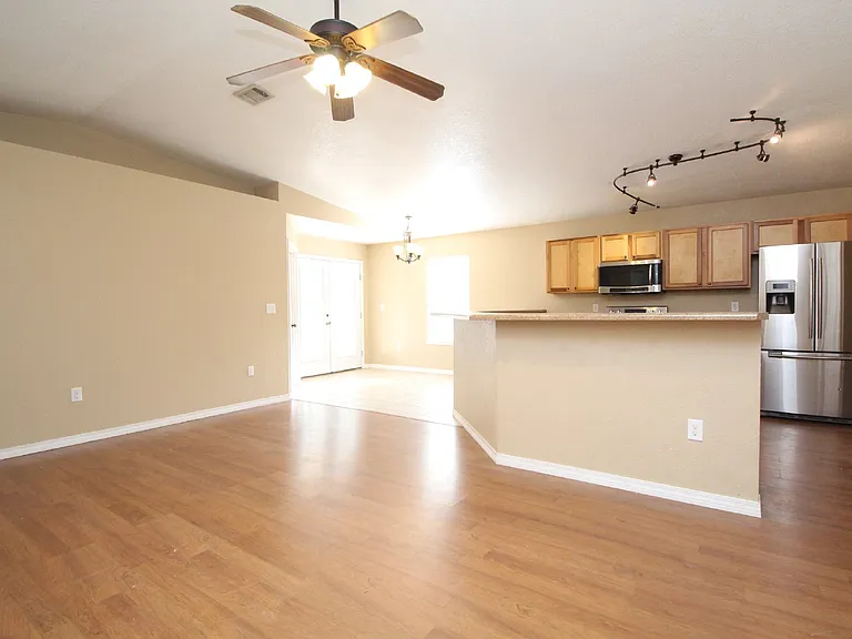 416 Bremen Ave — Photo 4