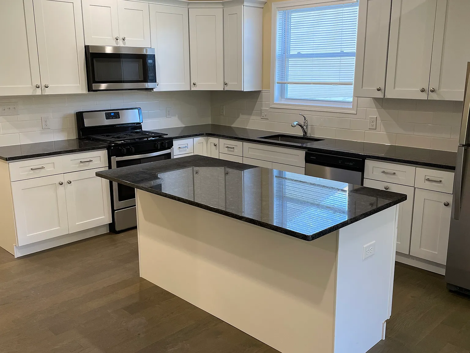 3 bed, 2.5 bath, 1966 sqft, $2,995 — Photo 4