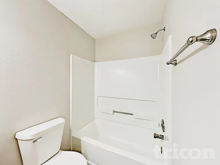 746 Streamside Dr — Photo 12