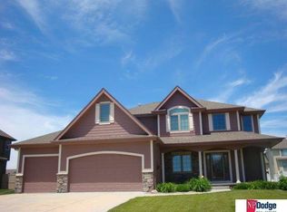 7636 Castle St, Papillion, NE 68046