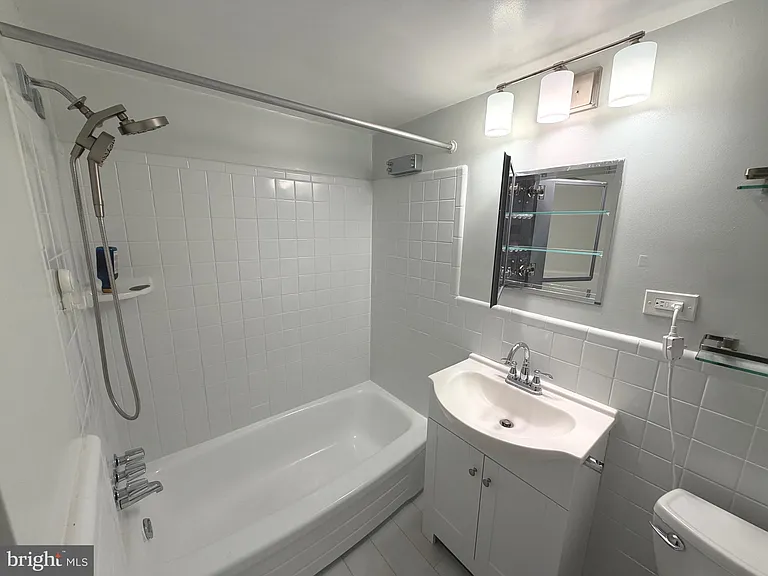 4390 Lorcom Ln #404 — Photo 14