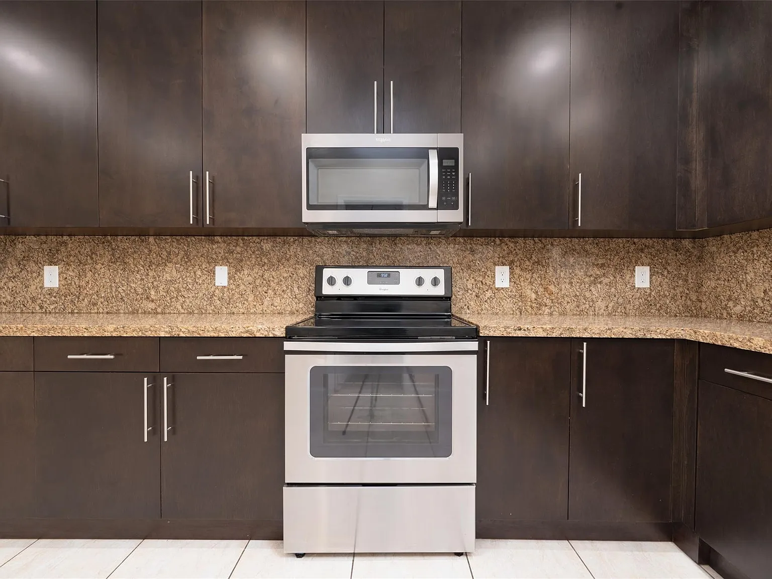 3 bed, 2.0 bath, 2213 sqft, $2,995 — Photo 3