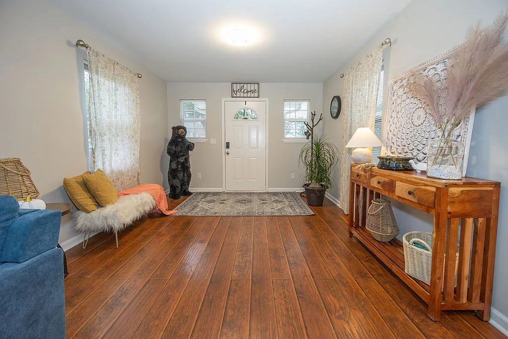 3 bed, 1008 sqft, $3,300 — Photo 3