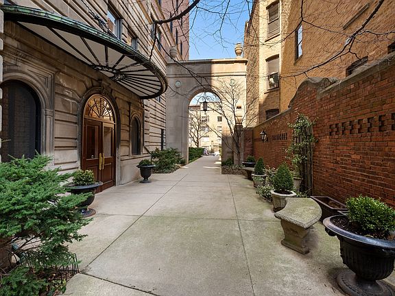 3rd image of 431 W Oakdale Ave APT 1C