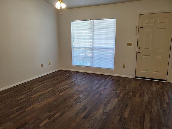 2nd image of 113 Rockyreef Cir