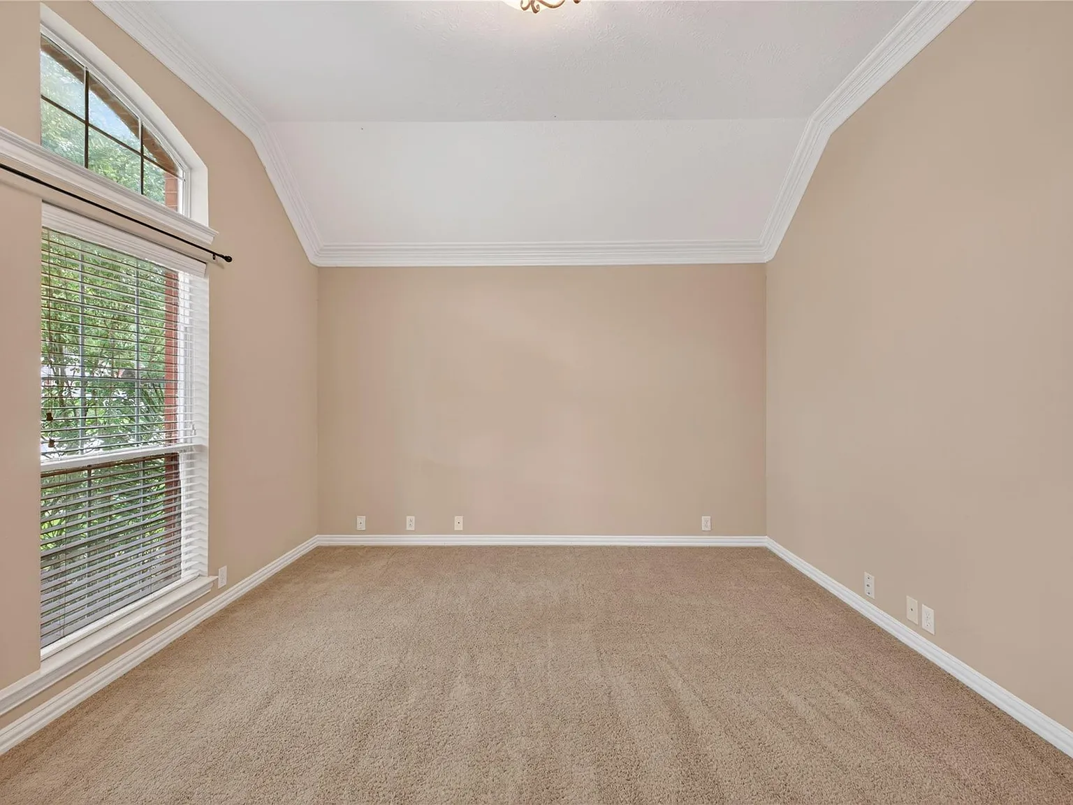 4 bed, 2.5 bath, 2602 sqft, $2,800 — Photo 3