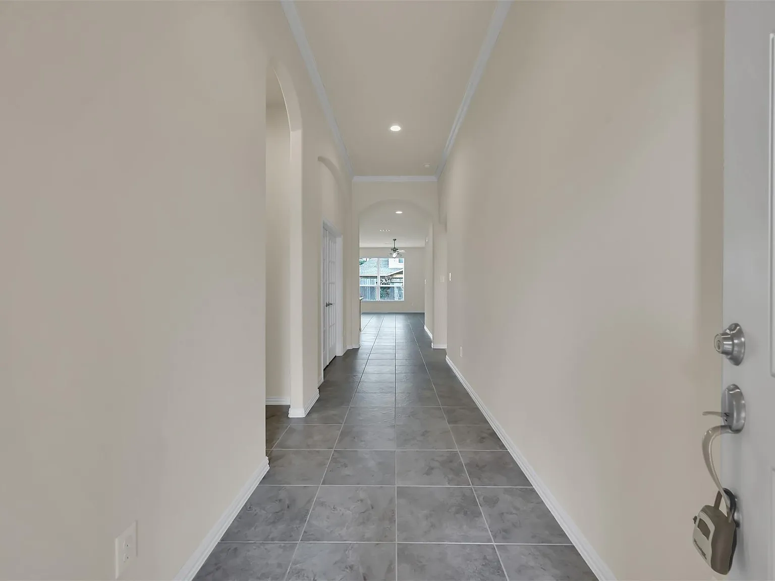 3 bed, 3.0 bath, 2016 sqft, $2,350 — Photo 3