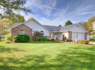 1108 Beaver Creek Ln, Mahomet, IL 61853