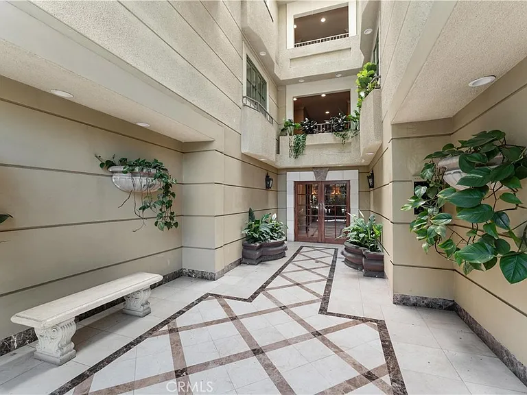 277 S Spalding Dr #201 — Photo 30