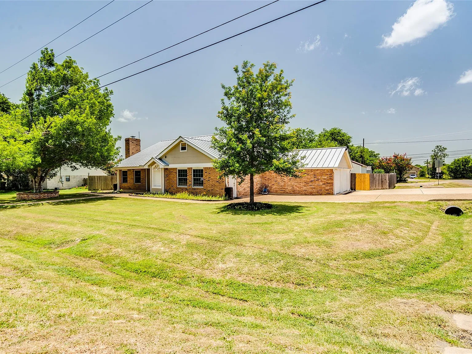 2 bed, 2.0 bath, 1947 sqft, $2,000 — Photo 3