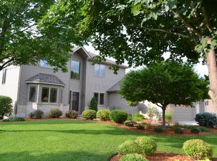 495 Old Farm Rd, Shoreview, MN 55126