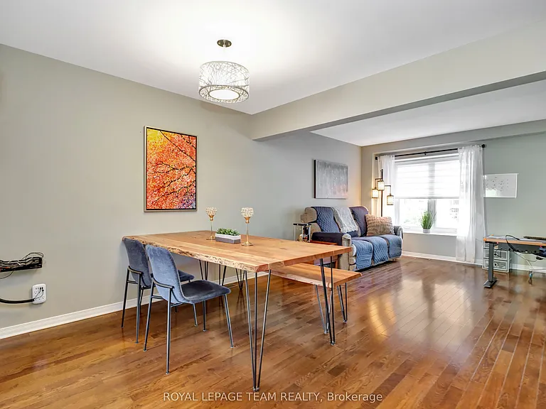 53 Thornbury Cres — Photo 8