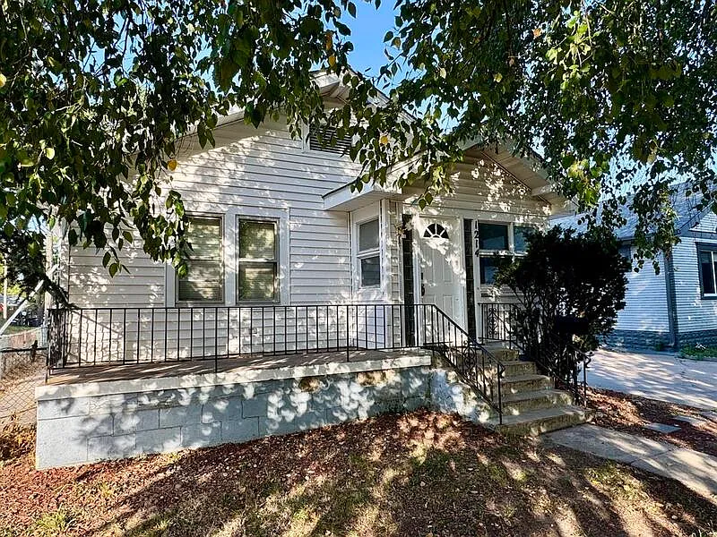 2 bed, 1.0 bath, 880 sqft — Photo 2