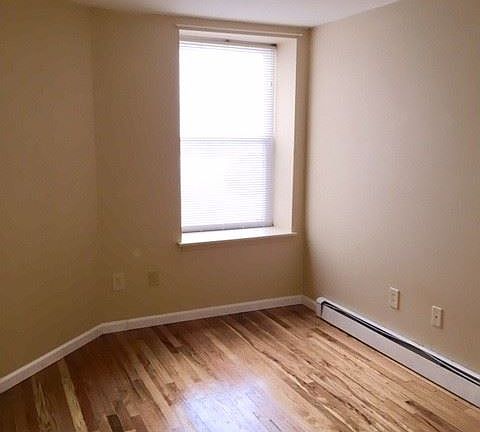 3rd image of 321 Monroe St APT 1B