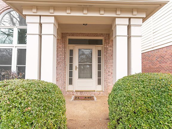 3rd image of 6011 S Porter Sq