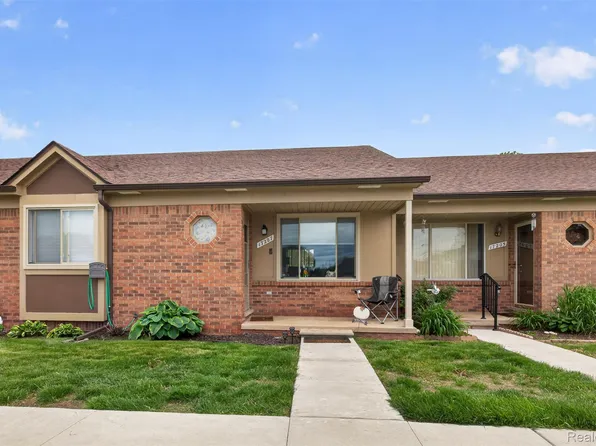 17207 Kingsbrooke Dr, Clinton Township, MI 48038