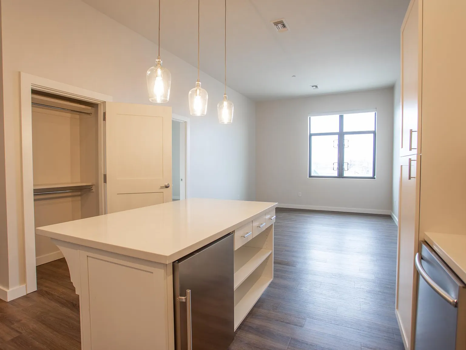 2 bed, 1022 sqft, $1,700 — Photo 2