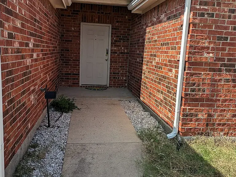 2428 Collier Dr — Photo 3