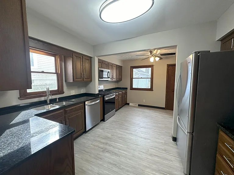 700 Iona Ave — Photo 7