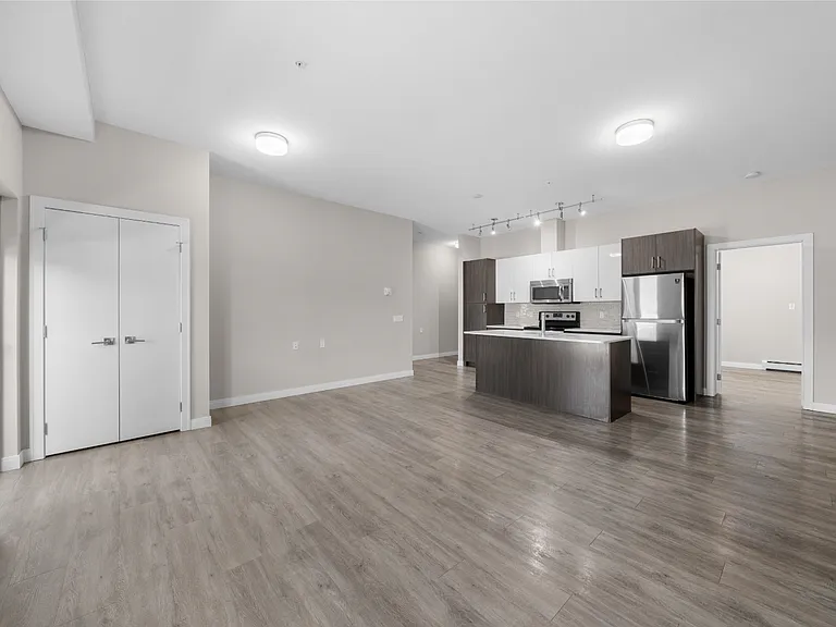 2110 Centre St N — Photo 17