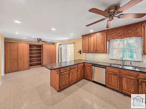 3rd image of 237 Sherwood Cir