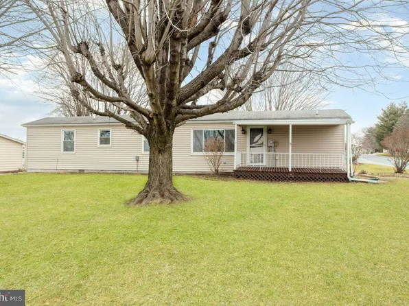 2 Walnut Ln, New Oxford, PA 17350