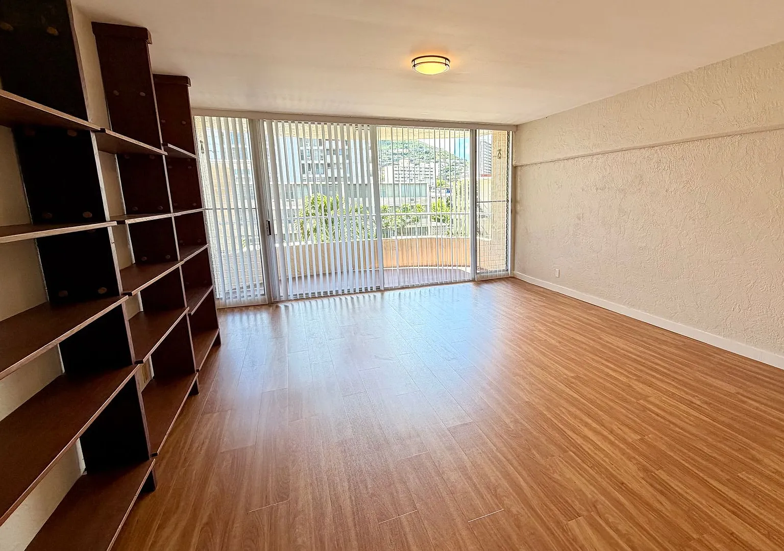 Beautifully Updated 1/2/1 Condo in Lovely Makiki Area — Photo 1