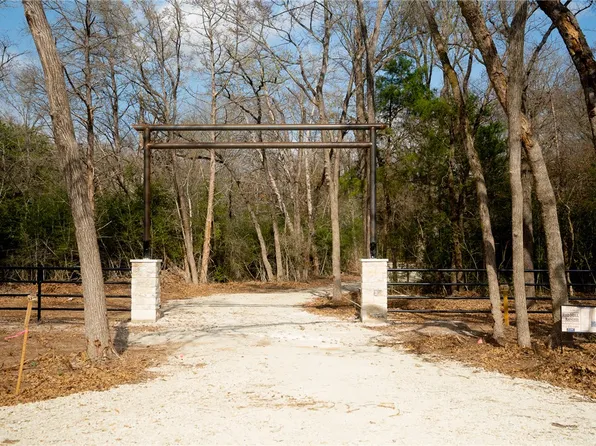 12608 Red Hill Rd, Hearne, TX 77859