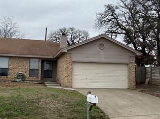 900 Mary Dr, Hurst, TX 76053