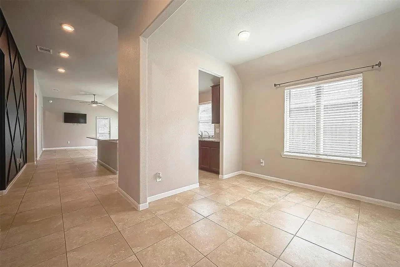 4 bed, 2.0 bath, 1722 sqft, $2,400 — Photo 4