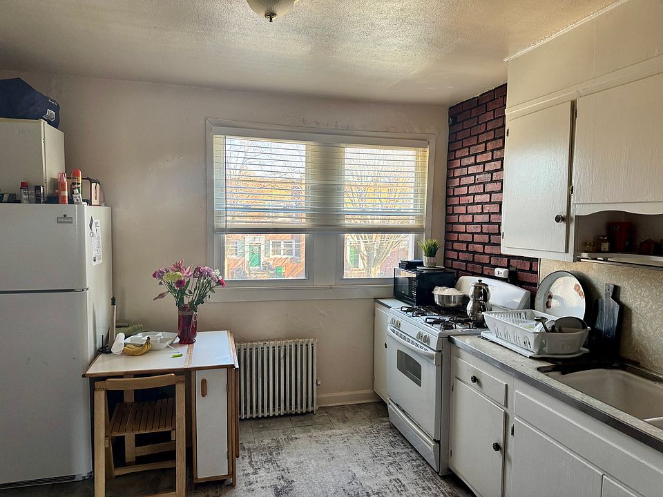 1st image of 18 Hodges Pl Floor 2