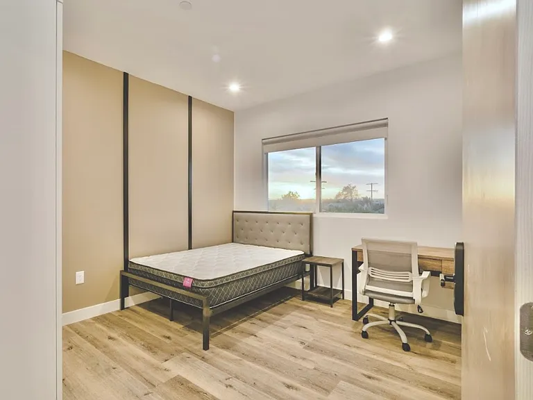1455 W 36th St — Photo 10