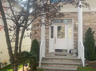 18 Opal Ln, Staten Island, NY 10309