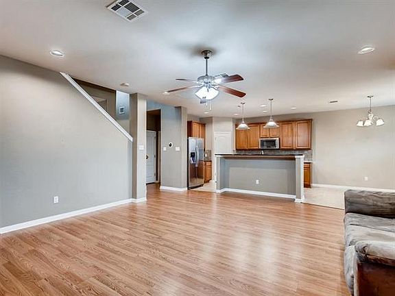 3rd image of 207 Holland St