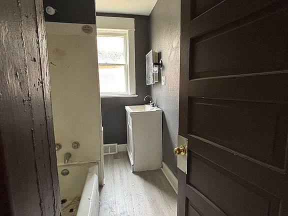 2nd image of 412 Wayne Ave