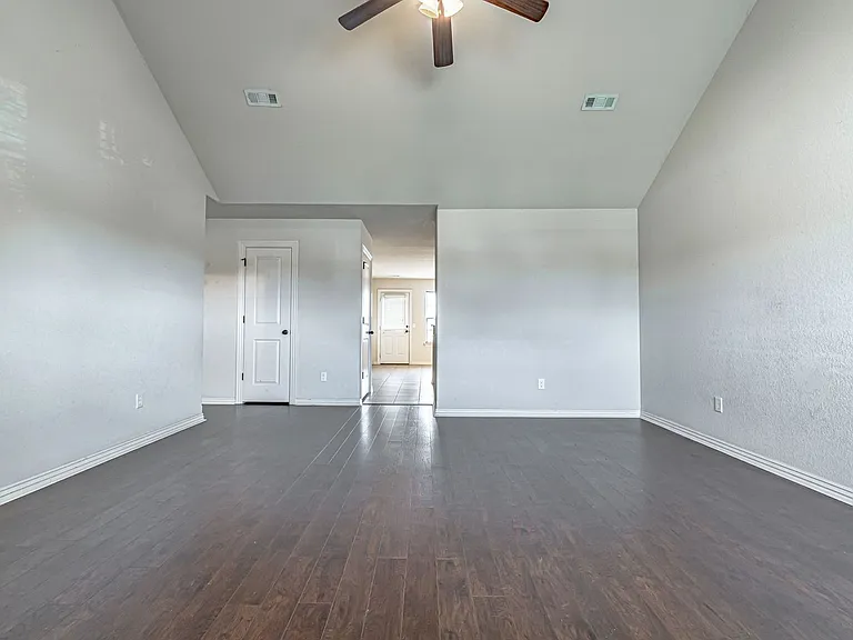 926 Kensington Dr — Photo 2