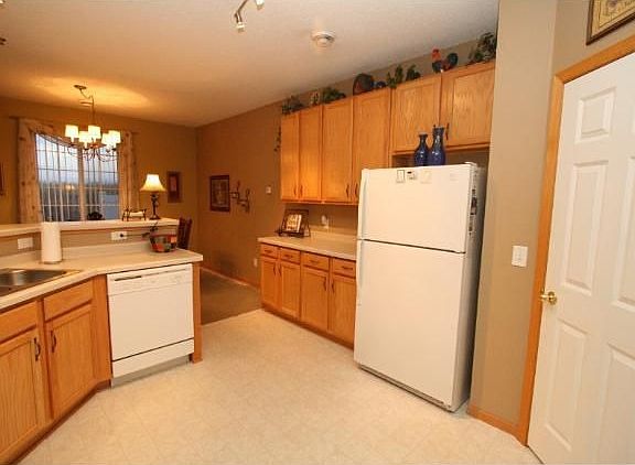 5th image of 387 Frederick Cir