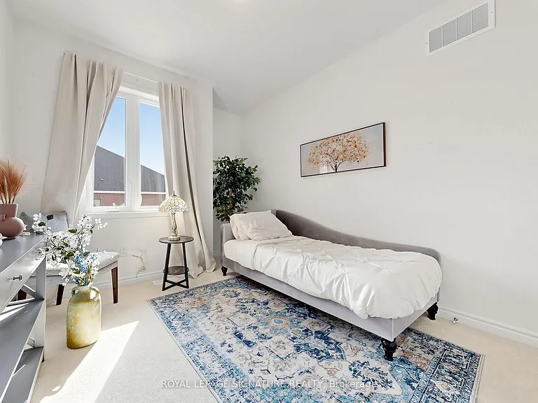 635 Newlove St — Photo 36