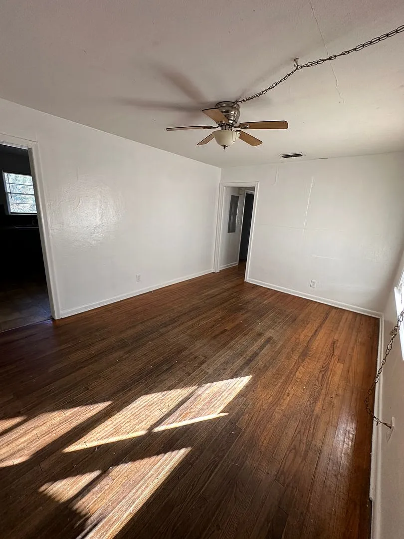 3 bedroom 1 bath house with a large back yard! Available now! — Photo 2
