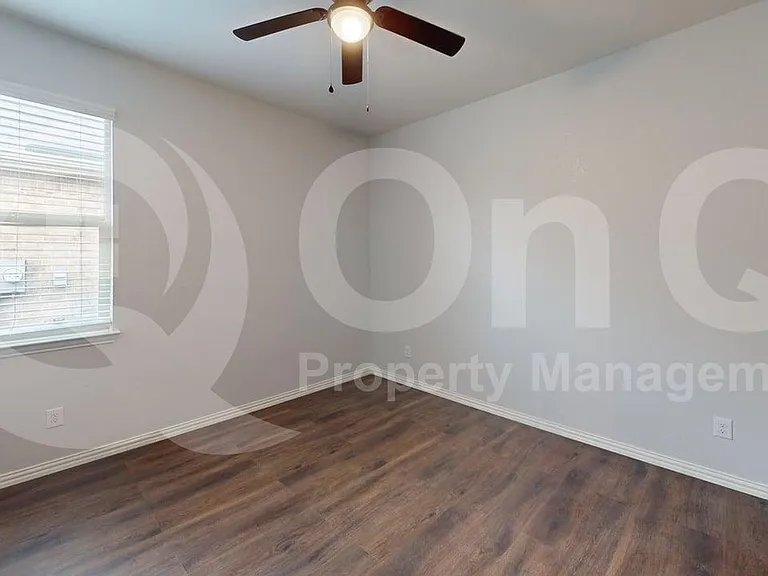 2402 Buchanan Ln — Photo 9