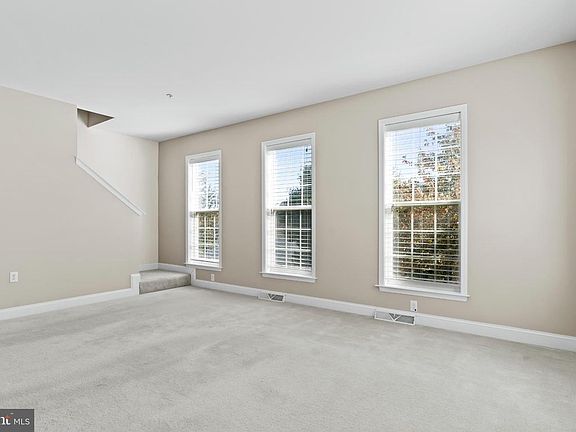 5th image of 111 Summer Ln