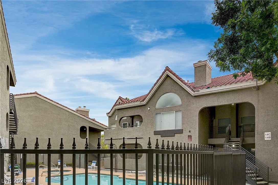 2 bed, 2.0 bath, 1044 sqft, $1,600 — Photo 2