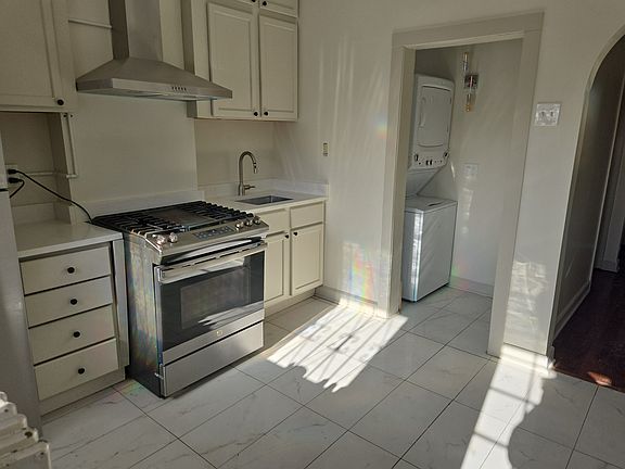 3rd image of 2417 W Arthington St #2