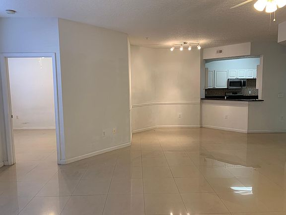 5th image of 5560 Metrowest Blvd #3-101