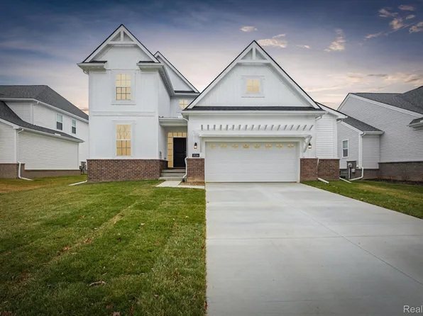2126 Emerald Ln, Wixom, MI 48393