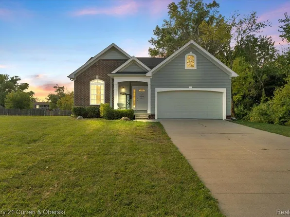 33172 Swallow Dr, Rockwood, MI 48173