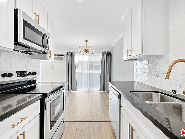 960 Larrabee St #214 — Photo 12