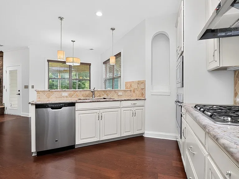 549 Daventry Ct — Photo 2